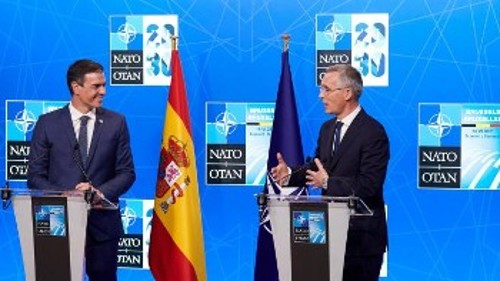Η ισπανική κυβέρνηση σοσιαλδημοκρατίας - «αριστεράς», στην οποία συμμετέχει το ΚΚ Ισπανίας, στέλνει πλοία όπως η φρεγάτα «Μπλας ντε Λέθο» στον ΝΑΤΟικό στόλο στη Μαύρη Θάλασσα (φωτ. κάτω) και ετοιμάζεται να φιλοξενήσει τον Ιούνη στη Μαδρίτη τη Σύνοδο Κορυφής της λυκοσυμμαχίας...