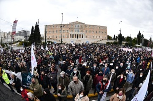 Από τη μεγάλη διαδήλωση στο Σύνταγμα, εργαζομένων, σωματείων και φορέων από την Πάτρα και την Αθήνα