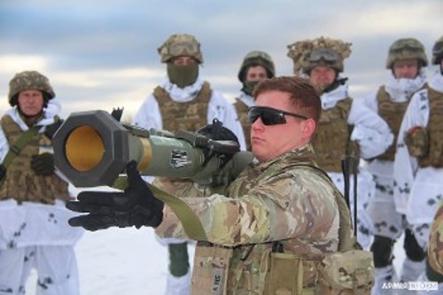 Στρατιώτες των ΗΠΑ εκπαιδεύουν τον ουκρανικό στρατό σε αμερικανικό οπλισμό