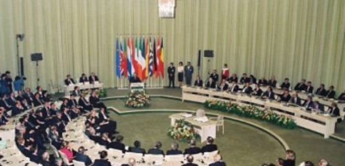 Η υπογραφή της Συνθήκης από τους ηγέτες των κρατών της τότε ΕΟΚ