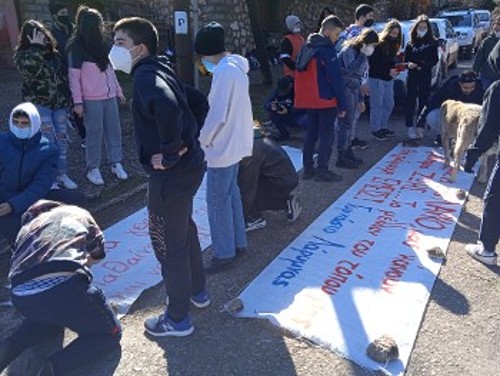 Μαθητές ετοιμάζουν τα πανό τους για τις σημερινές συγκεντρώσεις στη Λάρυμνα και τις γύρω περιοχές