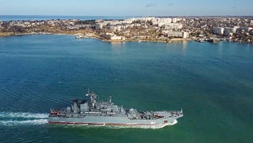 Με την ενσωμάτωση της Κριμαίας κερδήθηκαν για το ρωσικό κεφάλαιο σημαντικές θέσεις στη Μαύρη Θάλασσα (φωτ. ρωσικό πολεμικό πλοίο στη Σεβαστούπολη)