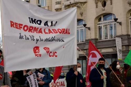 Από κινητοποίηση του ΚΚ Εργαζομένων Ισπανίας στη Μαδρίτη κατά την ψήφιση της εργασιακής μεταρρύθμισης