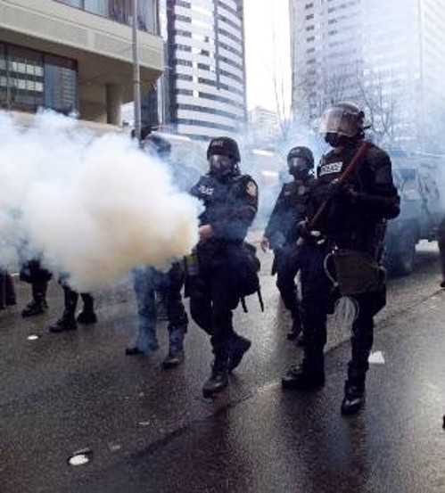 Η αστυνομική βία και τα δακρυγόνα δε σταμάτησαν τους διαδηλωτές