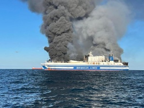 Το πλοίο στο οποίο ξέσπασε η πυρκαγιά τις πρώτες πρωινές ώρες της Παρασκευής