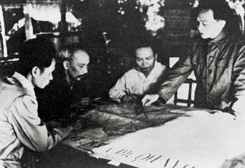 Οι αρχιτέκτονες της νίκης: Ο στρατηγός Βο Νγκουγιέν Γκιάπ (δεξιά) εξηγεί το σχέδιό του για την κατάληψη του Ντιέν Μπιέν Φου, στον αντιπρόεδρο Παμ Βαν Ντόνγκ (αριστερά) και τον Χο Τσι Μινχ.