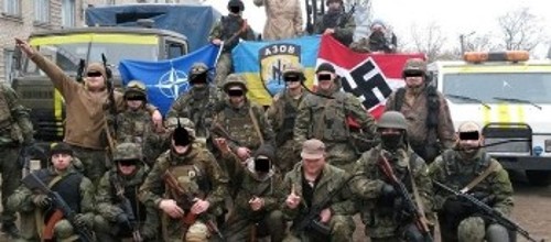 Τα φασισταριά του «Τάγματος Αζόφ» με τις σημαίες - σύμβολά τους, του ΝΑΤΟ και των ναζί