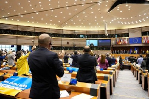 Ορθιο το Κοινοβούλιο της ιμπεριαλιστικής ΕΕ χειροκροτά τον Ζελένσκι μετά την ολοκλήρωση της ομιλίας του