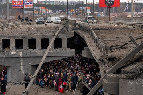 Ουκρανοί πρόσφυγες επιχειρούν να εγκαταλείψουν το Κίεβο τις πρώτες μέρες της εισβολής