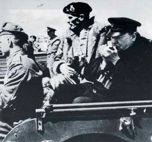 Επιθεώρηση των συμμαχικών στρατευμάτων μετά την ολοκλήρωση της απόβασης, από τους Τσόρτσιλ και Μοντγκόμερι