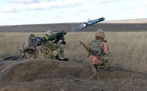 Από την αθρόα παροχή εξοπλισμού όπως οι αντιαρματικοί πύραυλοι «Javelin» (φωτ. του ουκρανικού στρατού από το Ντονμπάς) οι ΗΠΑ και οι σύμμαχοί τους περνούν στην αποστολή βαρέων όπλων