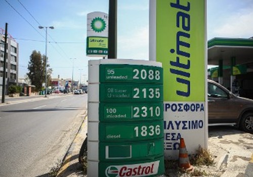 Ξανά στα 2 ευρώ το λίτρο η τιμή της βενζίνης