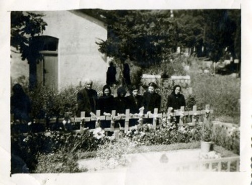 Συγγενείς πάνω από τους τάφους των εκτελεσμένων
