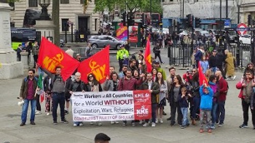 Το μπλοκ του ΚΚΕ και της ΚΝΕ στη διαδήλωση στο Λονδίνο