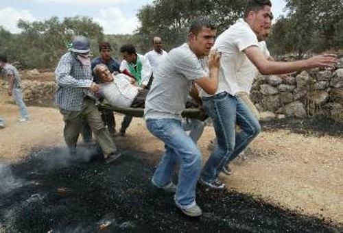 Ο Παλαιστίνιος δήμαρχος της Ντιρ Μπαλούτ μεταφέρεται τραυματίας από τις συγκρούσεις με τον ισραηλινό στρατό ενάντια στο «τείχος»