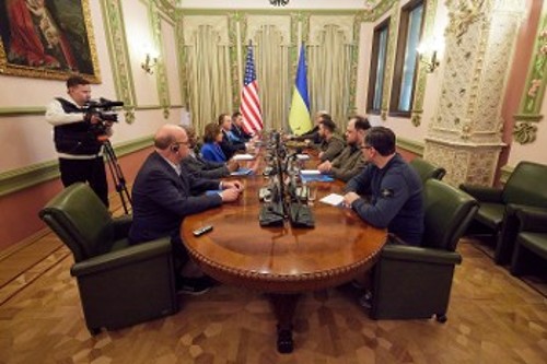 Το προετοιμαζόμενο νέο τεράστιο πακέτο «στρατιωτικής βοήθειας» των ΗΠΑ συζήτησε η αντιπροσωπεία του Κογκρέσου που επισκέφθηκε το Κίεβο