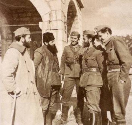 Ο Αρης Βελουχιώτης με αντάρτες στους Αγ. Αναργύρους στη Βίνιανη