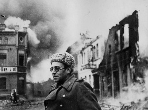 Ο Βασίλι Γκρόσμαν (1905 - 1964), με τη στολή του Κόκκινου Στρατού, στην κατεστραμμένη γερμανική πόλη Σβερίν