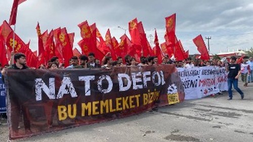 Μέλη και φίλοι της ΚΝ Τουρκίας από διάφορες πόλεις της χώρας ταξίδεψαν για να διαδηλώσουν στην αμερικανική βάση στο Ιντσιρλίκ