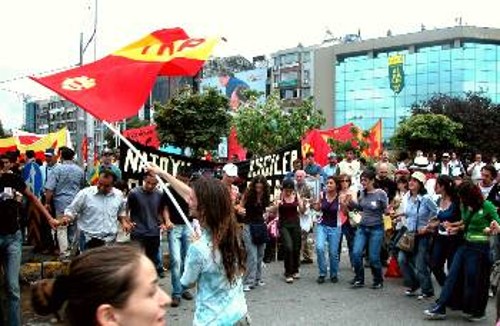 Φιλειρηνιστές της Ελλάδας και της Τουρκίας διαδηλώνουν μαζί, σε αντιΝΑΤΟική κινητοποίηση στην Κωνσταντινούπολη