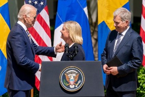 Στο πλαίσιο της δρομολογούμενης ένταξης Σουηδίας και Φινλανδίας στο ΝΑΤΟ, οι ηγέτες τους συναντήθηκαν χτες με τον Πρόεδρο των ΗΠΑ