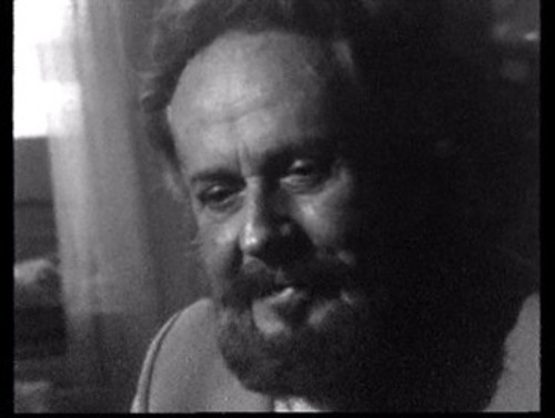 Στιγμιότυπο από το ντοκιμαντέρ «Ρίζες: Γιάννης Ρίτσος» (1985), με τον κινηματογραφικό φακό να επικεντρώνεται στο πρόσωπο του κομμουνιστή ποιητή. Μιλάει με τον ρυθμό και τον τόνο μιας χαμηλόφωνης εξομολόγησης