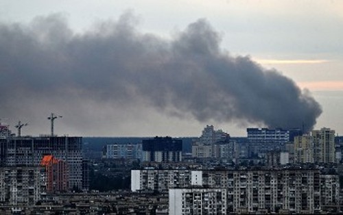 Με πυραυλικά χτυπήματα στο Κίεβο μετά από αρκετές μέρες, η Μόσχα ανακοίνωσε ότι έπληξε εγκαταστάσεις με τεθωρακισμένα από χώρες του ΝΑΤΟ