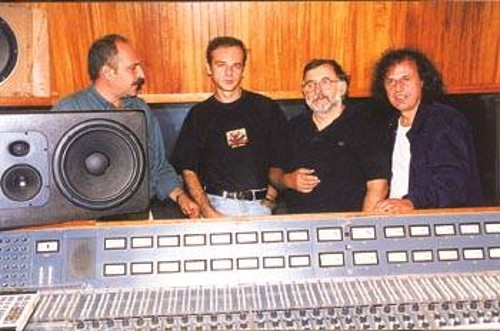 Από τις μέρες στο στούντιο. Ο Οδυσσέας Ιωάννου, μαζί με τους Θάνο Μικρούτσικο, Βασίλη Παπακωνσταντίνου και Ηλία Μπενέτο
