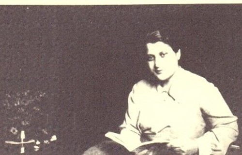 Η συγγραφέας, το 1937, σε ηλικία 32 ετών, κρατώντας ένα βιβλίο, όταν έχει αρχίσει τη δημοσιογραφική συνεργασία της με τον «Ριζοσπάστη»