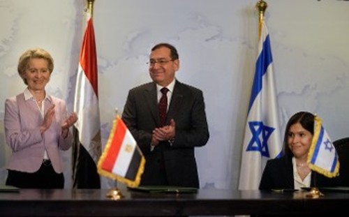Από τη χτεσινή τελετή υπογραφής της συμφωνίας στο Κάιρο