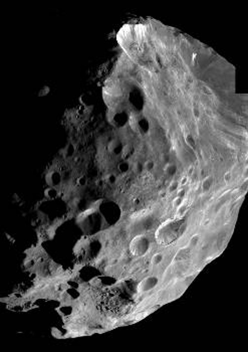 Φωτογραφία της Φοίβης, δορυφόρου του Κρόνου, όπως την έστειλε το Κασίνι. Οι λεπτομέρειες που αποτυπώνει σε κάνουν να νιώθεις σα να βρίσκεσαι στη γειτονιά αυτού του τόσο μακρινού ουράνιου σώματος