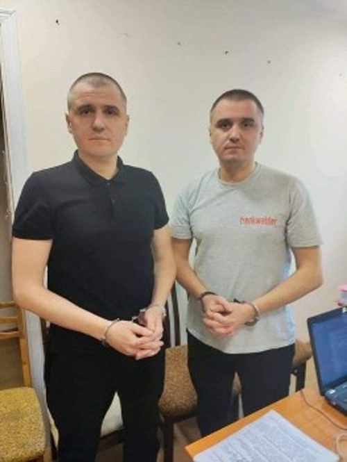Τα αδέλφια Κονονόβιτς με χειροπέδες στα χέρια
