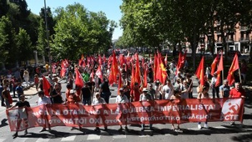 Σε κοινό μαχητικό μπλοκ μέλη του ΚΚ Εργαζομένων Ισπανίας, των Κολεκτίβων Νέων Κομμουνιστών, του ΚΚΕ και της ΚΝΕ στην πρόσφατη μεγάλη αντιΝΑΤΟική κινητοποίηση στη Μαδρίτη