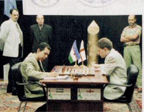 Ο νέος παγκόσμιος πρωταθλητής της FIDE Ρούσταμ Καζιμτζάνοφ (αριστερά) με τον Αγγλο GM Μάικλ Ανταμς, λίγο πριν το 4,5 - 3,5! Πίσω αριστερά, ο επικεφαλής διεθνής διαιτητής Τάκης Νικολόπουλος
