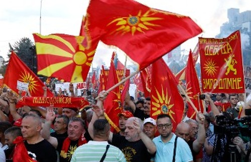 Από τις διαδηλώσεις της αντιπολίτευσης στα Σκόπια, ενάντια στον προωθούμενο συμβιβασμό με τη Βουλγαρία, με επιστράτευση του Ηλιου της Βεργίνας...