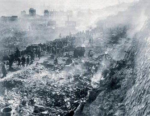 Εικόνα του κατεστραμμένου λιμανιού Πουσάν στη Ν. Κορέα (1953). Οι περισσότερες πόλεις μετά το τέλος του πολέμου είχαν την ίδια εικόνα (και κυρίως η πρωτεύουσα της Β. Κορέας, Πιονγκ Γιανγκ) από τους σφοδρούς βομβαρδισμούς των Αμερικανών