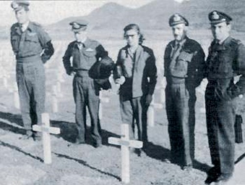 Συμμαχικό νεκροταφείο στο Πουσάν. Ελληνες σμηνίτες και μια νοσοκόμα στέκονται μπροστά στους τάφους Ελλήνων αεροπόρων, που σκοτώθηκαν στον πόλεμο της Κορέας