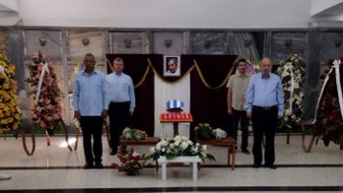 Η αντιπροσωπεία του ΚΚΕ που βρέθηκε τις προηγούμενες μέρες στην Κούβα, στάθηκε τιμητική φρουρά στην τελετή αποχαιρετισμού του ιστορικού στελέχους του ΚΚ Κούβας