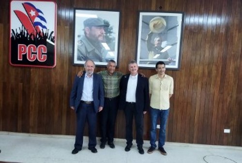 Η αντιπροσωπεία του ΚΚΕ στην έδρα του ΚΚ Κούβας, με τον Ανχελ Αρσουάγα, μέλος της ΚΕ και συντονιστή του Τμήματος Διεθνών Σχέσεων του ΚΚΚ