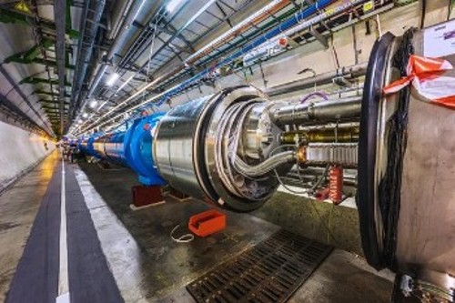 Αποψη ευθύγραμμου τμήματος του Μεγάλου Επιταχυντή Αδρονίων (LHC), του CERN