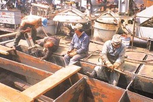 Την εξαντλητική δουλιά μέσα στο λιοπύρι συμπληρώνει η άρνηση της εργοδοσίας να πάρει ουσιαστικά μέτρα προστασίας των εργαζομένων από τον καύσωνα