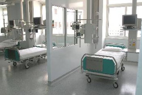 Κλειστά παραμένουν τα κρεβάτια των ΜΕΘ στα δημόσια νοσοκομεία. Οι ιδιώτες, όμως, της Υγείας κάνουν χρυσές δουλιές...
