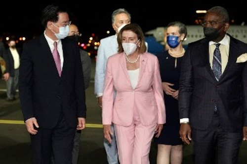 Η πρόεδρος της Βουλής των Αντιπροσώπων των ΗΠΑ, Ν. Πελόζι, κατά την άφιξή της στην Ταϊβάν