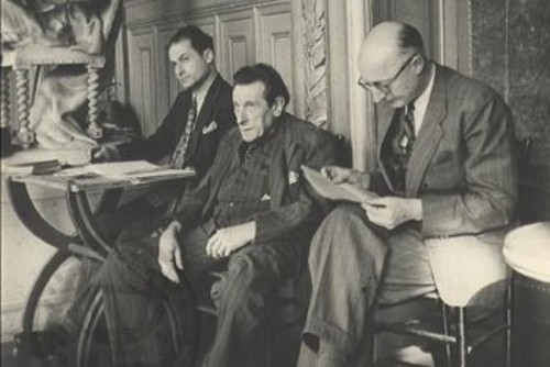Από αριστερά προς τα δεξιά: Ο Γιαννούλης Σαραντίδης με τον σκηνοθέτη Σαρλ Ντιλέν (1885 - 1949) και τον συγγραφέα Αρμάν Σαλακρού (1899 - 1989), στη δοκιμή του έργου του τελευταίου, «Η Γη είναι στρογγυλή» (Αρχείο ΕΛΙΑ)
