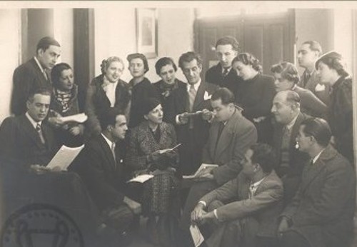 Κάτω από αριστερά: Δημήτρης Μυράτ, Μαρίκα Κοτοπούλη, Γιαννούλης Σαραντίδης, Χρήστος Τσαγανέας, Βασίλης Λογοθετίδης (Αρχείο ΕΛΙΑ)