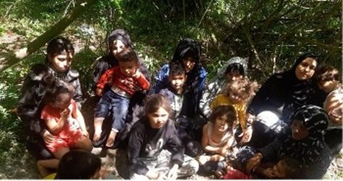 Εγκλωβισμένοι πρόσφυγες με τα παιδιά τους σε νησίδα του Εβρου