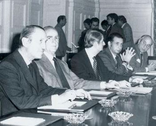 Η σύσκεψη της 30ής του Νοέμβρη του 1974. Ο Μακάριος καθ' οδόν από το Λονδίνο προς την Κύπρο σταματά στην Αθήνα για διαβουλεύσεις με την ελληνική κυβέρνηση