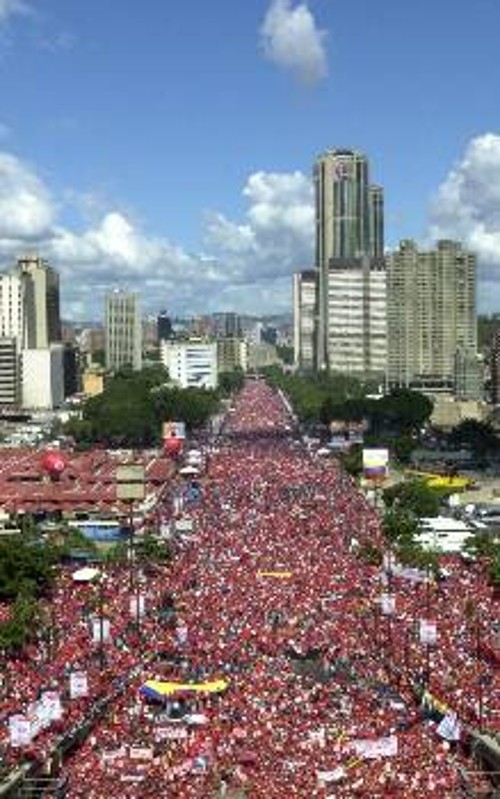 Μεγάλη συγκέντρωση των Βενεζουελάνων, στο Καράκας, τον Αύγουστο του 2004, με την οποία εκφράστηκε η στήριξη του λαού στην κυβέρνηση του Ούγκο Τσάβες