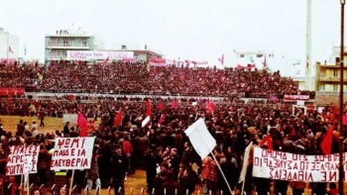 Πανοραμική φωτογραφία του 8ου Φεστιβάλ ΚΝΕ - «Οδηγητή», στο Αλσος Περιστερίου, με τις κομμουνιστικές σημαίες ν' ανεμίζουν κι ένα πλακάτ (το δεύτερο από αριστερά), στο οποίο είναι γραμμένο με κόκκινη μπογιά το επίκαιρο σύνθημα «Ψωμί Παιδεία Ελευθερία», που φωτίζει τους νικηφόρους αγώνες του σύγχρονου φοιτητικού κινήματος (Αρχείο ΚΝΕ - «Οδηγητή»)