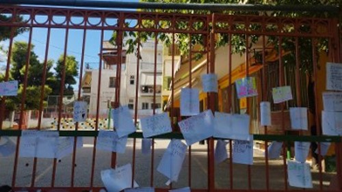 Τα μηνύματα των 90 μαθητών που ζητούν το σχολείο τους, στον φράχτη του κλειστού 9ου Δημοτικού Αιγάλεω